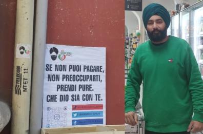«Se non puoi pagare non preoccuparti, prendi pure». Dal Punjab a Bari, l'alimentari dove tutti sono benvenuti