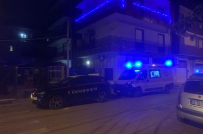 Bitritto, donna sospesa nel vuoto da un balcone: salvata dai carabinieri