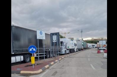Bari, lunga coda di tir al porto: traghetti per l'Albania in ritardo di oltre 4 ore 