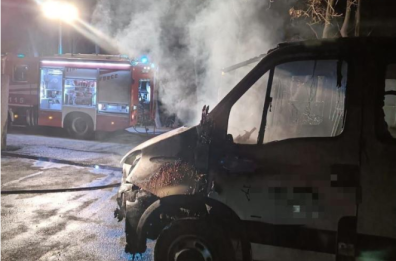 Taranto, all'alba divampano le fiamme nell'atrio di un palazzo: otto le auto incendiate