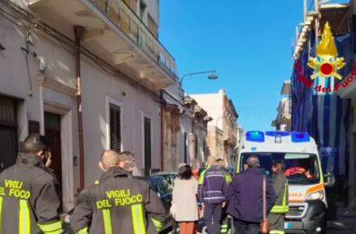 San Vito dei Normanni, divampa incendio in una casa: un uomo salvato dai vigili del fuoco