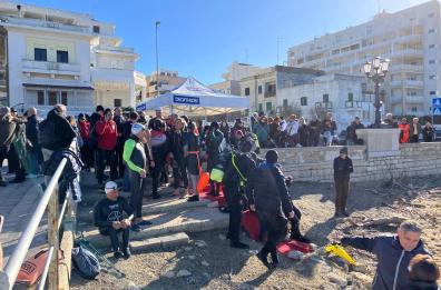 Bari, sulle onde di Paolo Pinto: sul Lungomare la bracciata in ricordo dell'avvocato e campione di nuoto