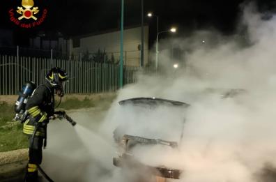 Terlizzi, si fermano per consultare il navigatore e l'auto va in fiamme: intervento dei vvf