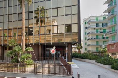 Molfetta, tentano una rapina nella banca in pieno centro: in due fuggono a mani vuote