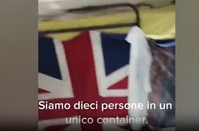 Bari, nuova denuncia dei migranti del Cara: «Container pieni di blatte e sovraffollati»