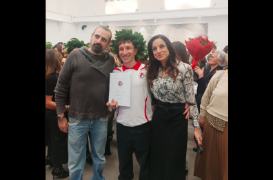 Si laurea in Design con la maglia del Bari e il video spopola sul web: un milione di clic