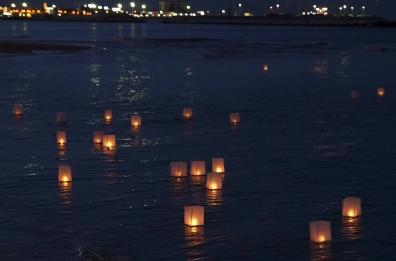 Sulla spiaggia di Pane e pomodoro la speranza si accende con la «Cerimonia delle lanterne» di Lilt Bari