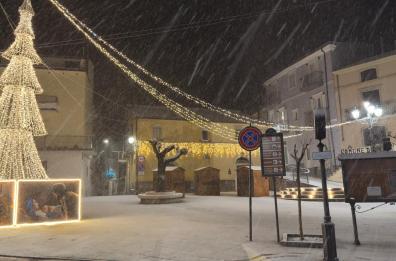 Arriva la neve in Puglia: a Roseto Valfortore, nel Foggiano, la città è imbiancata. Automobilisti bloccati e soccorsi