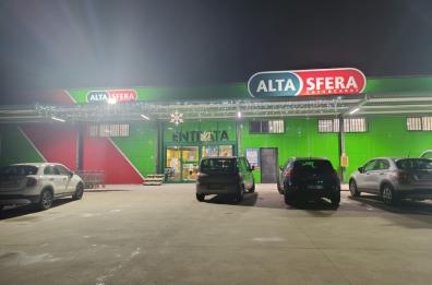 Paura a Melissano, spara dei colpi in aria e rapina un supermercato: ladro fuggito via con il bottino