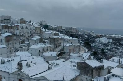 Natale sotto la neve: il paesaggio del Gargano è da cartolina. A Bari il sindaco offre posti letto in più ai senzatetto