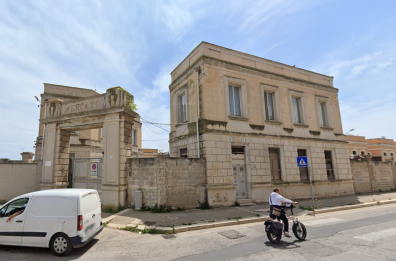 Bari, chiudono gli operatori del mercato del pesce nella cella frigorifera e tentano di portare via la merce: rapina sventata