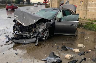 Maserati si schianta contro un muro a Brindisi: conducente miracolato esce da solo dall'abitacolo