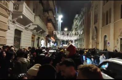 Il freddo non ferma i baresi: all'Umbertino tutti in strada per il rito dell'aperitivo natalizio