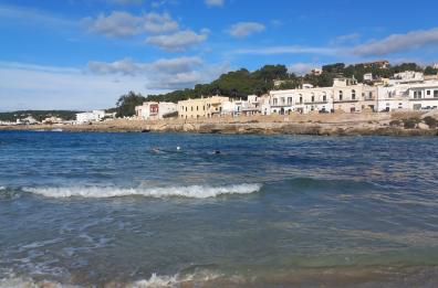 Santa Maria al Bagno, due giovani temerari festeggiano il Natale con un tuffo nelle acque gelide