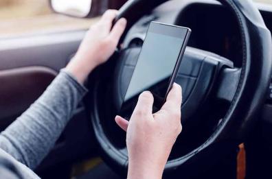 Bari, il nuovo codice della strada non va in vacanza: 2 patenti ritirate per uso del cellulare alla guida