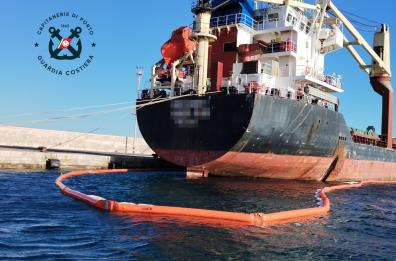 Gallipoli, mercantile fermo nel porto fermato per sversamento in mare di combustile