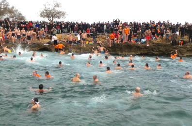 Tuffo di Capodanno a Brindisi: anche due londinesi alla 15esima edizione