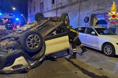 Brindisi, si schianta contro auto parcheggiata e si ribalta: era ubriaco al volante e aveva il divieto di rientrare in Italia