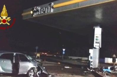 Monopoli, auto si schianta contro un distributore di benzina sulla SS16: colonnina prende fuoco