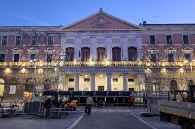 Bari si prepara al Capodanno: in allestimento il palco del Concertone del 31 dicembre 2024 FOTO/VIDEO