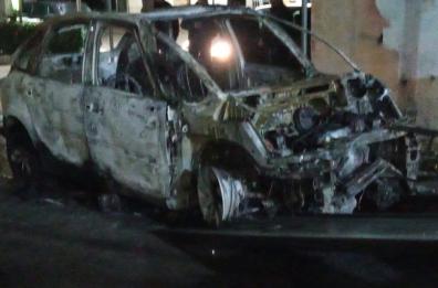 Alliste, una Citroen completamente distrutta dalle fiamme: si indaga