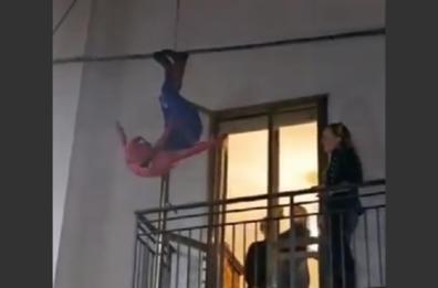 San Giovanni Rotondo, vestito da Spiderman si cala sul balcone della fidanzata per la serenata