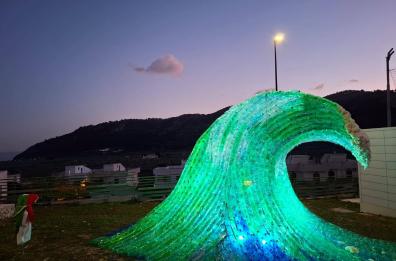 Mattinata, 2500 bottiglie di plastica per formare una grande onda: ecco la scultura in memoria del sindaco Vassallo