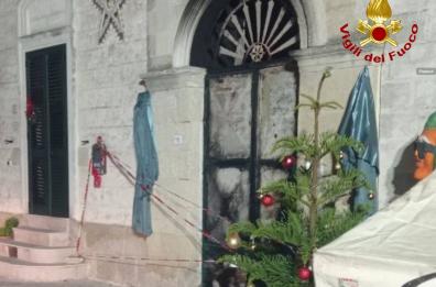 Poggiardo, a fuoco il deposito della parrocchia: bruciati addobbi natalizi e materiale per il presepe