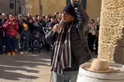 Lecce, folla per un artista di strada in piazza Duomo, poi la sorpresa: è Al Bano