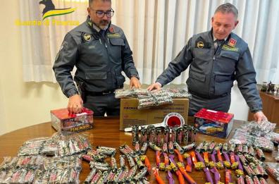 Vendita di botti illegali, a Molfetta arrestato 22enne: fu coinvolto nei disordini del 31 dicembre scorso. Ad Andria trovato materiale in un box, una denuncia