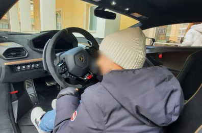 Un giro in Lamborghini per premiare il piccolo Andrea, che a 6 anni ha completato il ciclo di radioterapia: il «regalo» del Policlinico Bari