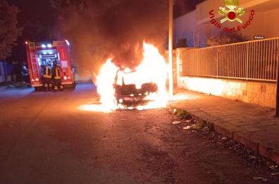 Notte di roghi in Salento: in fiamme autovetture a Gallipoli, Soleto e Cavallino
