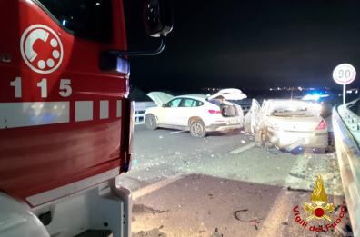 Molfetta, incidente stradale sulla Ss16: 3 persone in codice rosso dopo essere state estratte dalle lamiere 