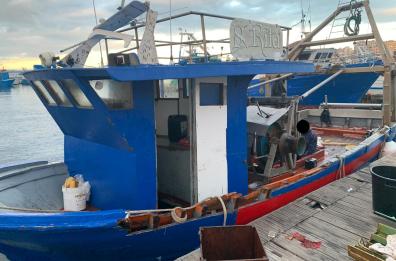 Riportato a galla il peschereccio Santa Rita affondato a Natale a Taranto