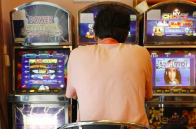 Taranto, usa l'incasso per saldare debiti di gioco e simula una rapina: denunciato 46enne