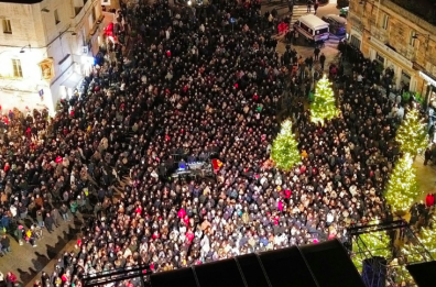 Festa di Capodanno in piazza: a Brindisi risate e musica con la Rimbamband, a Latiano BigMama