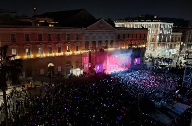 Bari, il 2025 è qui: fuochi d'artificio e bagno di folla per Emma Marrone e Michele Bravi