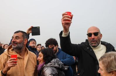 Bari ritrova il suo «tuffo di Capodanno»: tutti in acqua, c'è anche Decaro