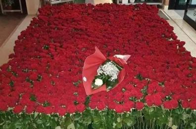 Mesagne, regala 2025 rose rosse alla compagna per augurarle buon anno