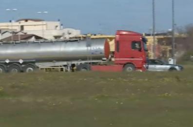  Scanzano Ionico, dopo l'incendio autocisterne costrette ad attraversare il centro abitato