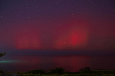 Anche la Puglia ha la sua aurora boreale: il fascino di Vieste illuminata di rosso