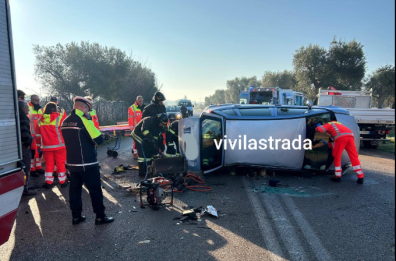 Scontro tra due auto sulla provinciale tra Castellana e Conversano, una si ribalta: 2 feriti gravi