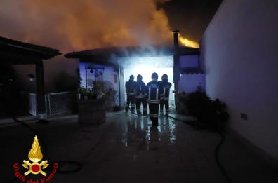Cellino San Marco, fiamme in un garage con all'interno bombole di gpl: tanta paura ma nessun ferito