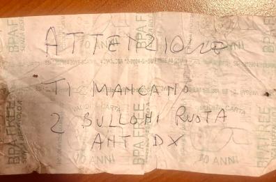 Gravina, tentano di rubarle le ruote della macchina: un biglietto la salva da un possibile incidente