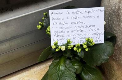 Bari, dopo la morte del neonato fiori e peluche fuori la culla per la vita: «Perdonaci»