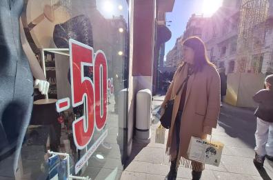 Bari, cominciano i saldi: alta l'affluenza per lo shopping in centro