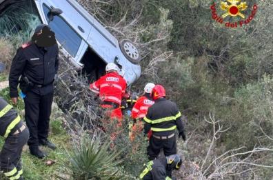 Ostuni, auto finisce in un dirupo: conducente salvato dai Vigili del Fuoco