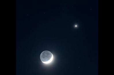 Ecco il «bacio cosmico» tra Luna e Venere: lo spettacolo in cielo ammirato anche in Puglia