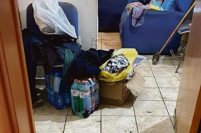 Lizzanello, soli e malati tra rifiuti e insetti: due anziani salvati in extremis