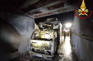Cavallino, in fiamme furgone carico di frutta nel cortile di un'abitazione: salvi i residenti